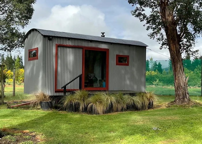 Waiata Shepherds Hut- Off Grid Retreat